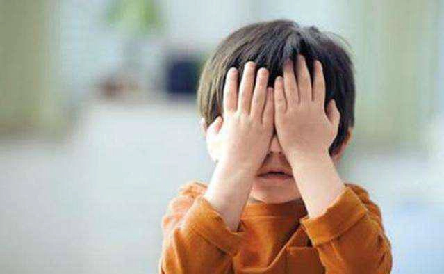 Mẹ trẻ thay quần áo trước mặt con trai con liền làm một hành động khiến mẹ giật mình - 3