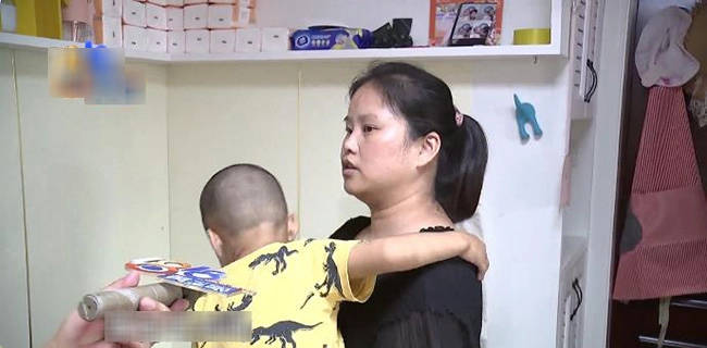 Mẹ tức giận khi thấy cảnh bảo mẫu mắng chửi con trai những gì bé kể còn khủng khiếp hơn - 1