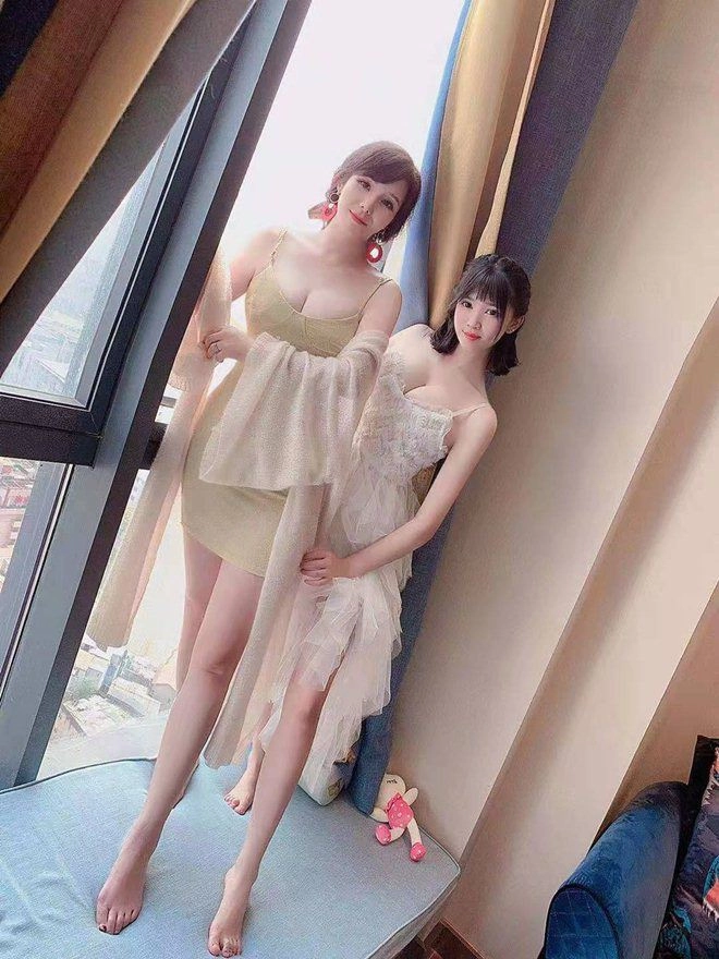 Mẹ u41 đọ dáng gợi cảm cùng con gái 2k2 đàn ông không biết nên tỏ tình với ai - 1