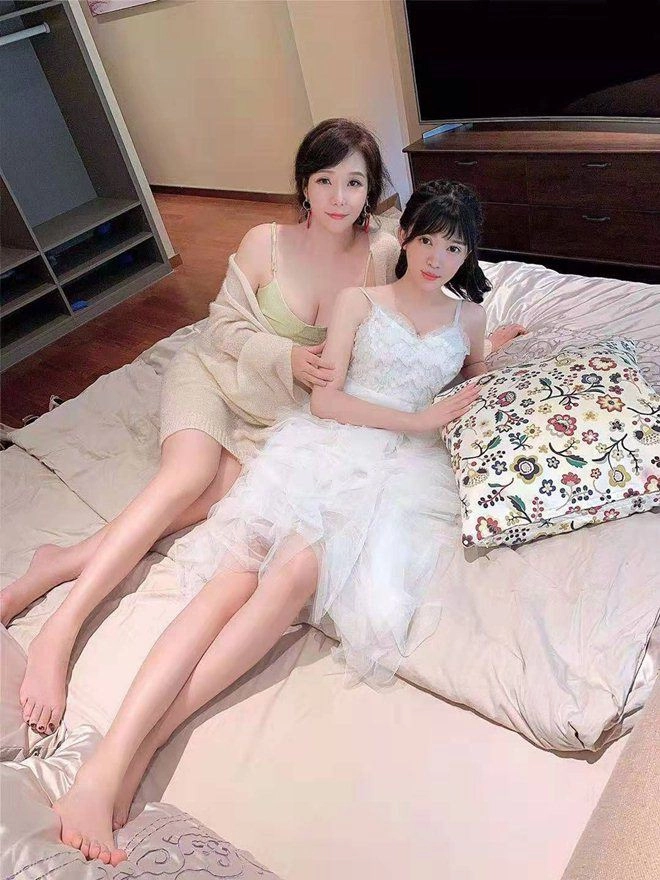 Mẹ u41 đọ dáng gợi cảm cùng con gái 2k2 đàn ông không biết nên tỏ tình với ai - 2