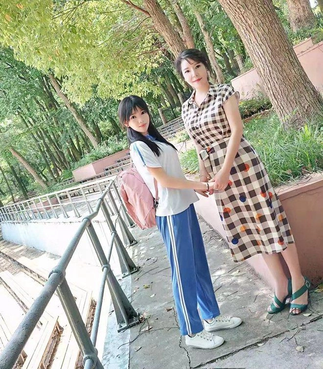 Mẹ u41 đọ dáng gợi cảm cùng con gái 2k2 đàn ông không biết nên tỏ tình với ai - 6