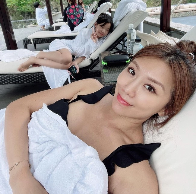 Mẹ u50 mặc bikini khoe dáng ở biển ai cũng chú ý vì trẻ đẹp như chị của con - 17