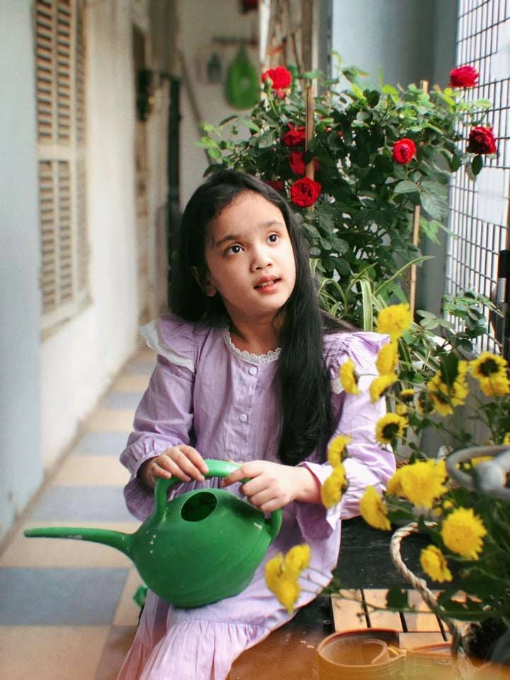 Mẹ việt lấy thầy giáo ấn độ đẻ 2 con đúc khuôn bố đến con thứ 3 lại trắng bóc - 4