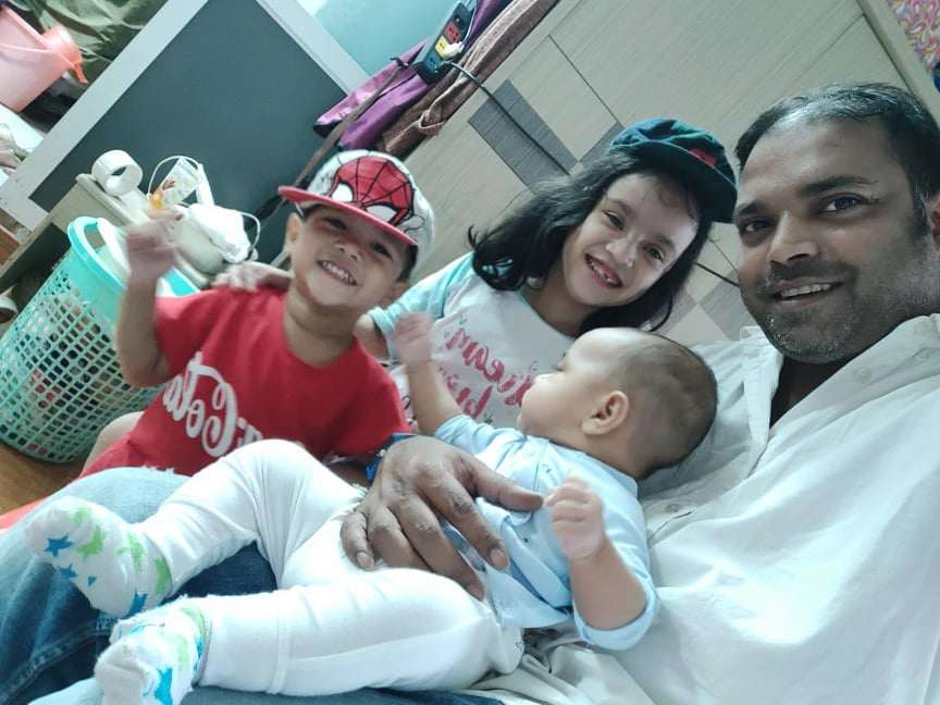 Mẹ việt lấy thầy giáo ấn độ đẻ 2 con đúc khuôn bố đến con thứ 3 lại trắng bóc - 10