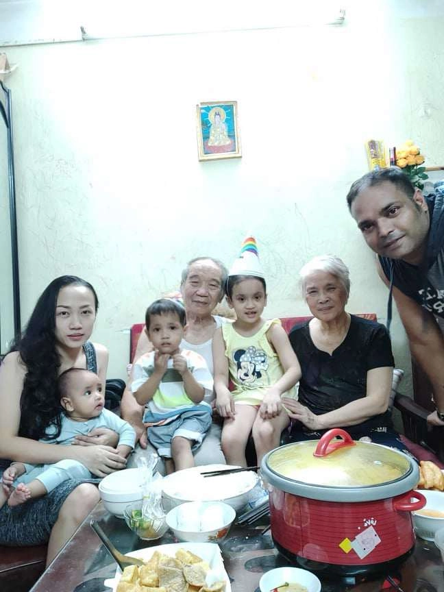 Mẹ việt lấy thầy giáo ấn độ đẻ 2 con đúc khuôn bố đến con thứ 3 lại trắng bóc - 12