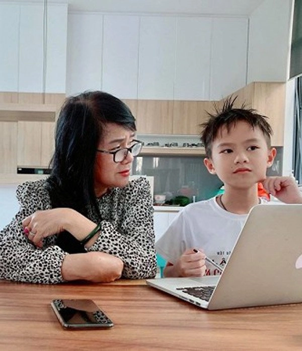 Mẹ vợ của lý hải 63 tuổi vẫn trẻ đẹp và đẳng cấp không kém con gái - 17