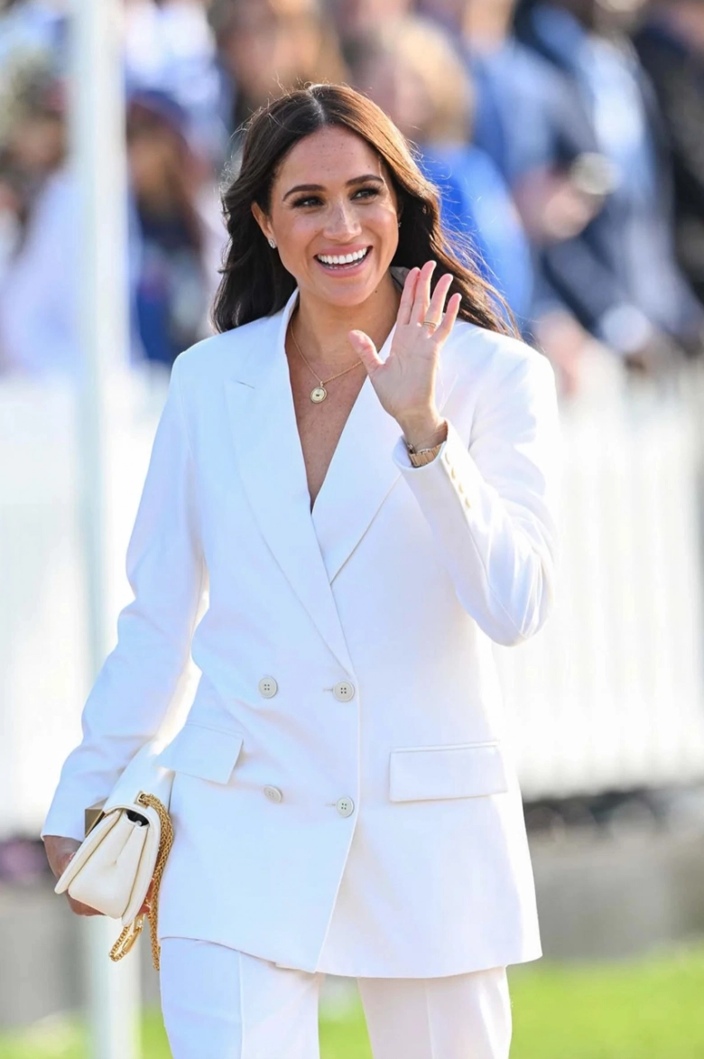 Meghan markle diện cây vest hao hao công nương kate một chi tiết ẩn ý không còn thuộchoàng gia anh - 1