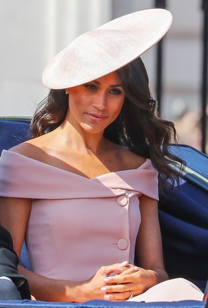 Meghan markle diện cây vest hao hao công nương kate một chi tiết ẩn ý không còn thuộchoàng gia anh - 8