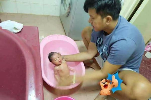 Mẹngực trần cho con bú tuyệt đẹp nhưng ai cũng chú ý hành động của chồng bên cạnh - 4