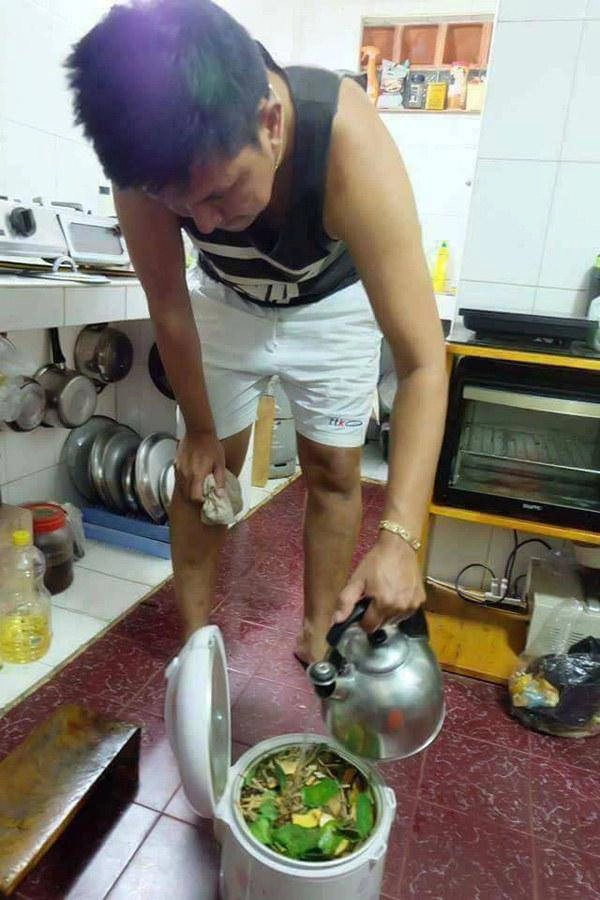 Mẹngực trần cho con bú tuyệt đẹp nhưng ai cũng chú ý hành động của chồng bên cạnh - 5