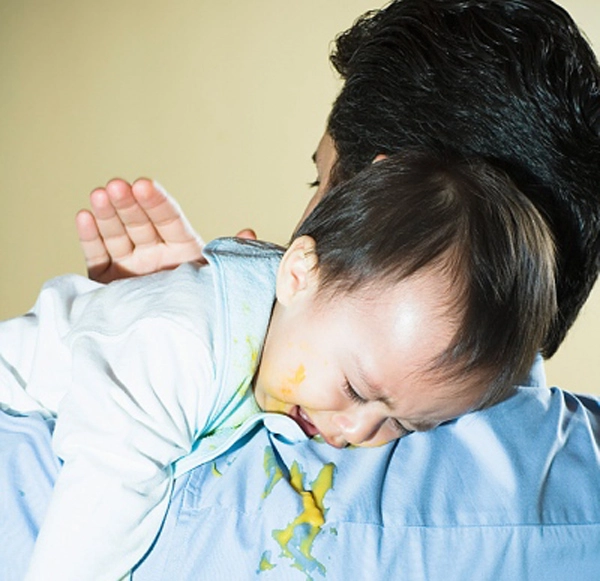 Mẹo xử lý khi trẻ bị nôn trớ và dấu hiệu cần phải đưa đi bệnh viện - 2