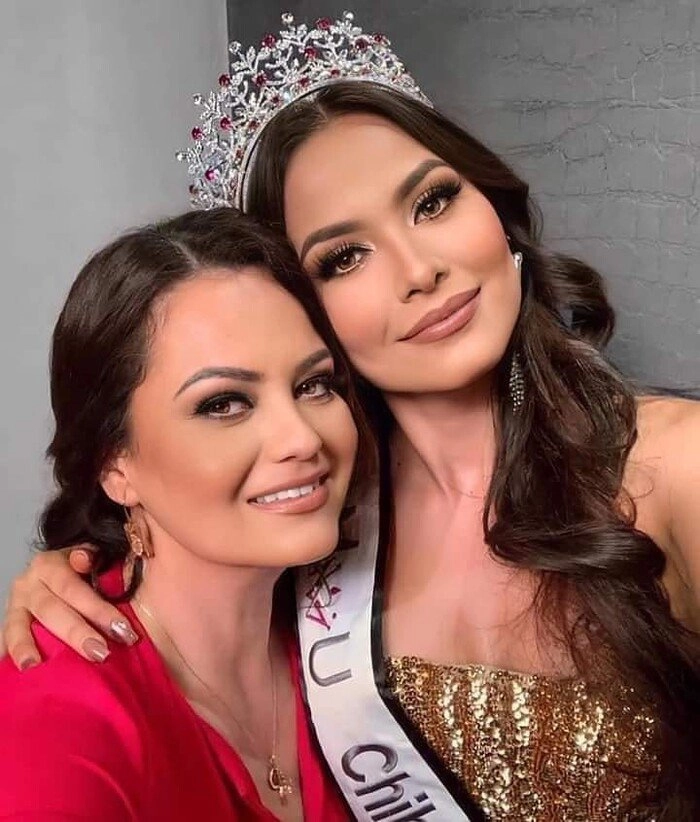 Miss universe 2020 khoe ảnh selfie cùng mẹ mẹ đẹp tới nỗi cô nàng bị chê già đanh - 1