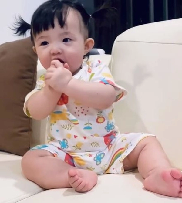 Mới 9tháng tuổi con gái đông nhi- ông cao thắng đúng chấtcon nhà nòi khi nghe mẹ hát - 1