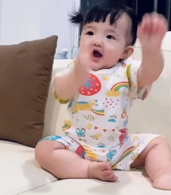 Mới 9tháng tuổi con gái đông nhi- ông cao thắng đúng chấtcon nhà nòi khi nghe mẹ hát - 2