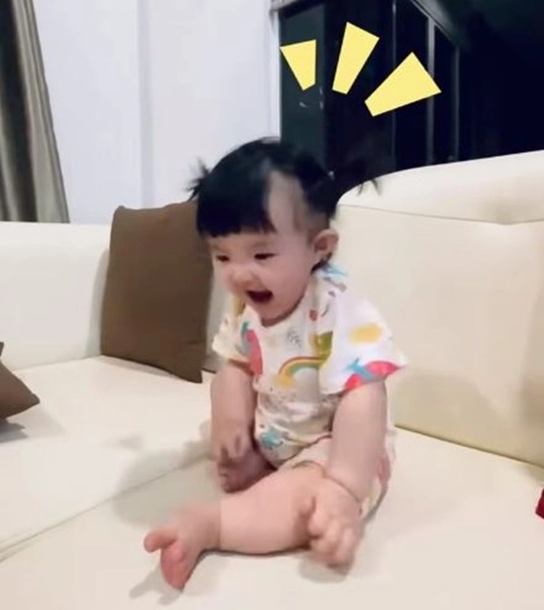 Mới 9tháng tuổi con gái đông nhi- ông cao thắng đúng chấtcon nhà nòi khi nghe mẹ hát - 3