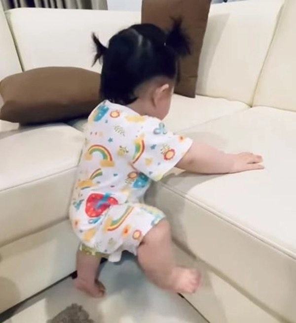 Mới 9tháng tuổi con gái đông nhi- ông cao thắng đúng chấtcon nhà nòi khi nghe mẹ hát - 4