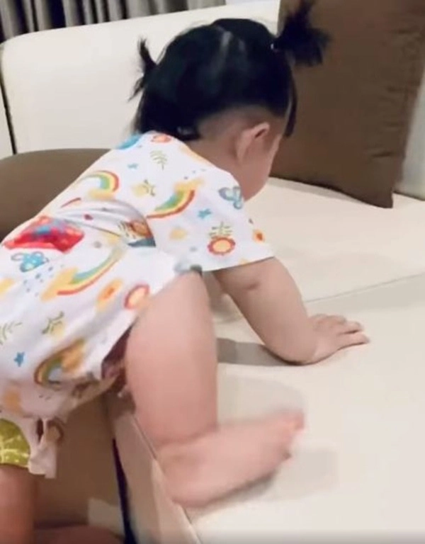 Mới 9tháng tuổi con gái đông nhi- ông cao thắng đúng chấtcon nhà nòi khi nghe mẹ hát - 5