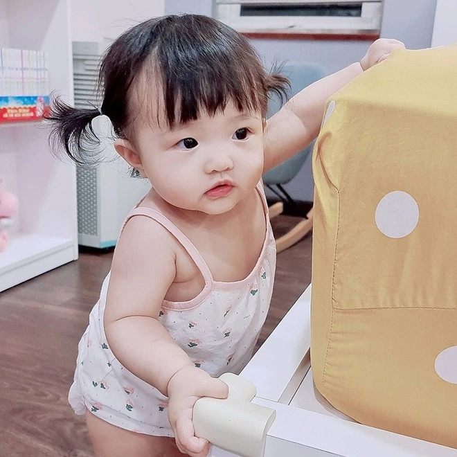 Mới 9tháng tuổi con gái đông nhi- ông cao thắng đúng chấtcon nhà nòi khi nghe mẹ hát - 6