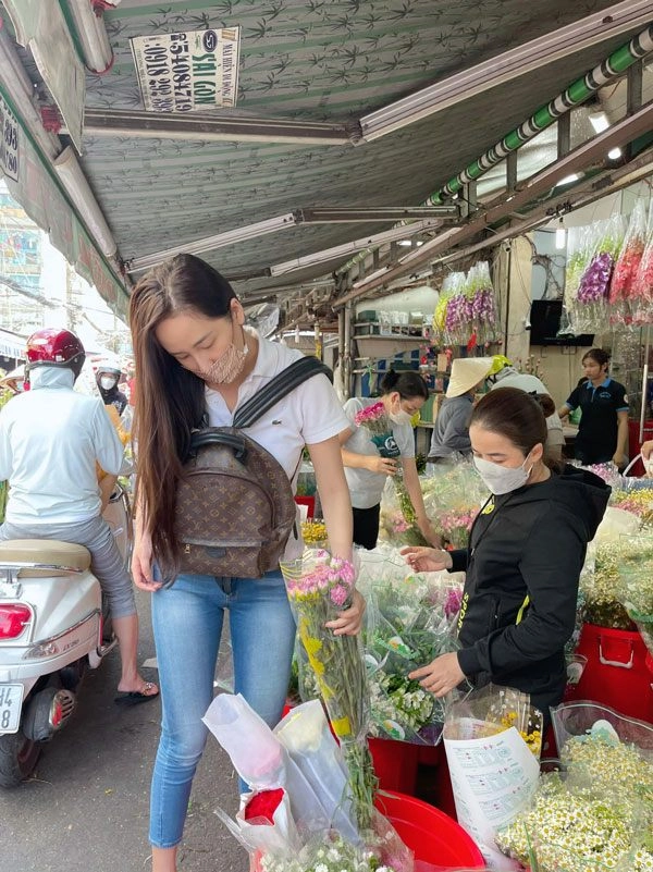 Một hoa hậu đình đám đeo ba lô ngược trong mùa tết hỏi được nguyên nhân mà choáng - 2