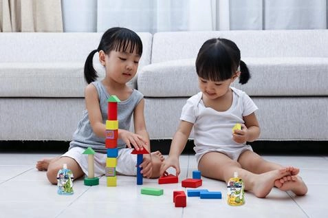 Một mình trông em khi cả nhà đi vắng anh trai giả làm bà pha sữa nịnh em cực yêu - 3