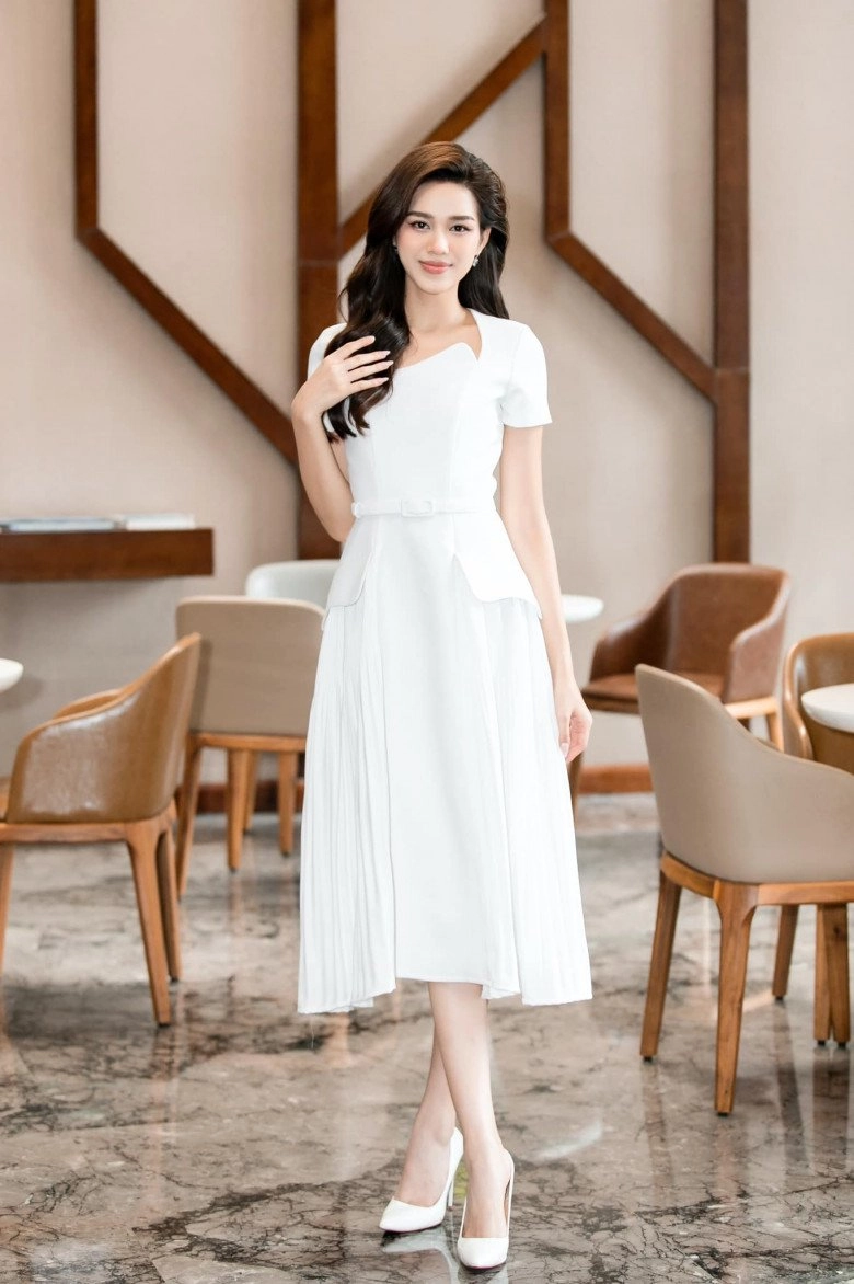 Một ngày chạy show co giò của đỗ thị hà tay ôm vương miện mặc nguyên đầm dạ hội đi thi - 9