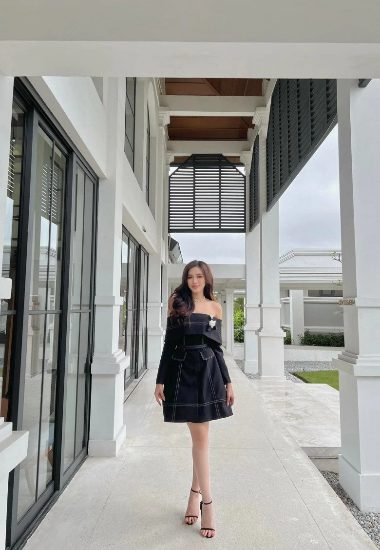 Một ngày chạy show co giò của đỗ thị hà tay ôm vương miện mặc nguyên đầm dạ hội đi thi - 10