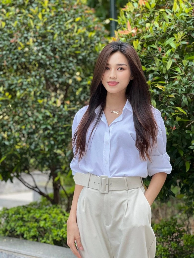 Một ngày chạy show co giò của đỗ thị hà tay ôm vương miện mặc nguyên đầm dạ hội đi thi - 11