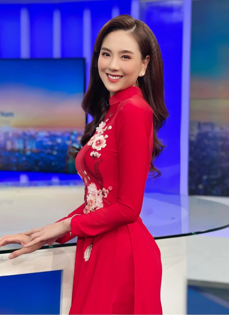 Mỹ nhân có vòng eo bé nhất đài truyền hình việt nam suốt mùa tết vẫn siết eo chạm 57cm - 1