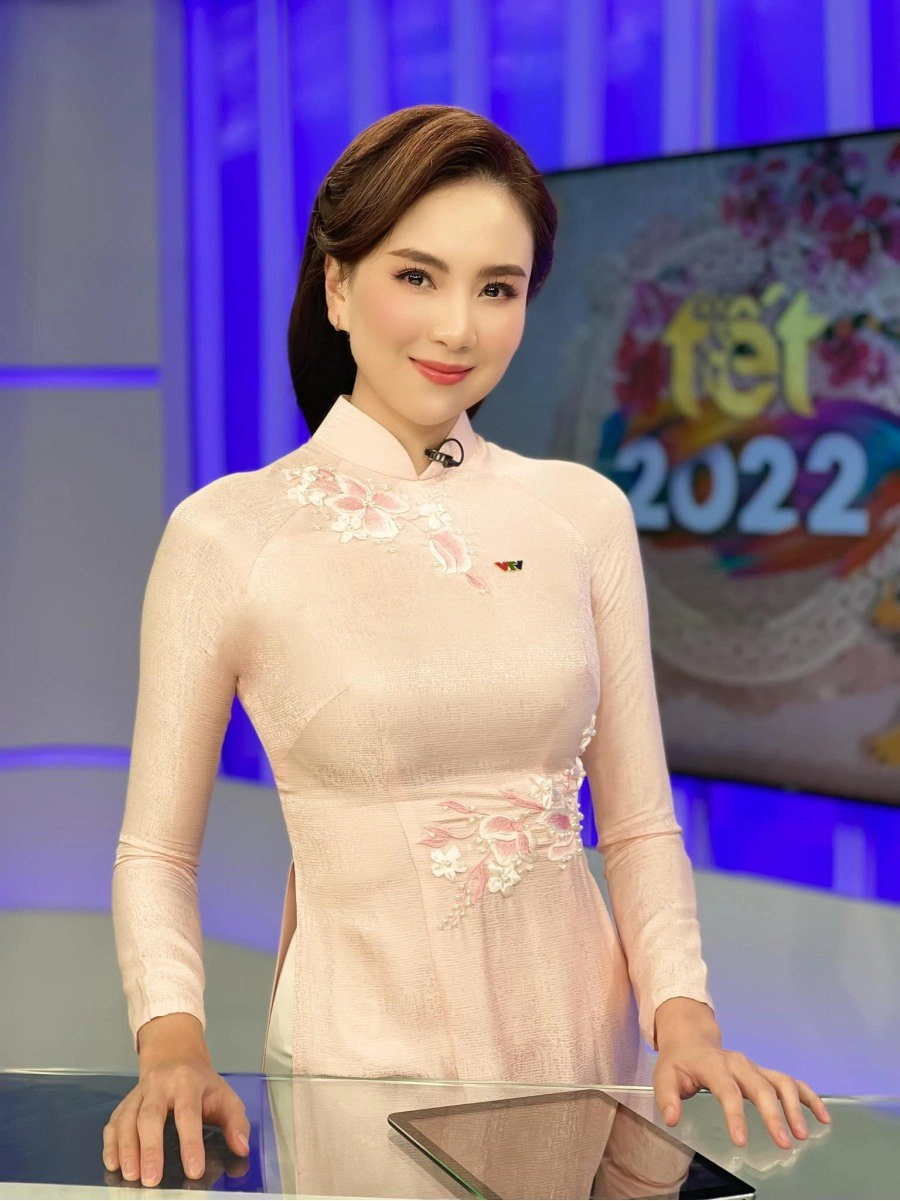 Mỹ nhân có vòng eo bé nhất đài truyền hình việt nam suốt mùa tết vẫn siết eo chạm 57cm - 2