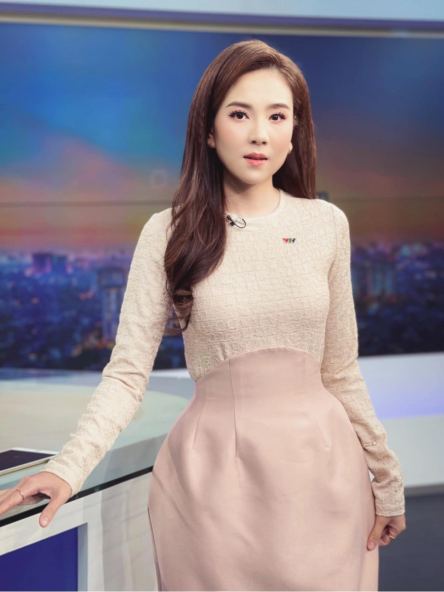 Mỹ nhân có vòng eo bé nhất đài truyền hình việt nam suốt mùa tết vẫn siết eo chạm 57cm - 3