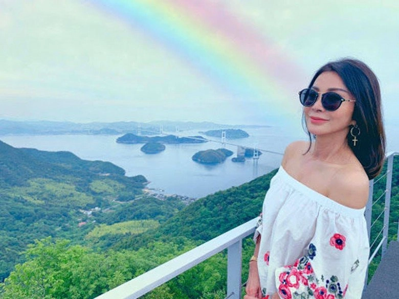 Mỹ nhân đời sống chợ đêm gần 70 tuổi vẫn trẻ đẹp nhờ khéo chọn váy xuyên thấu - 8