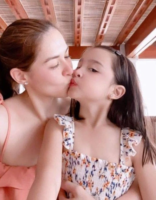 Mỹ nhân philippines hôn môi con gái chưa bằng nam dv u70 có hành động quá mức với con - 4