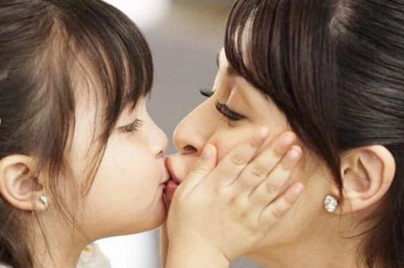 Mỹ nhân philippines hôn môi con gái chưa bằng nam dv u70 có hành động quá mức với con - 6