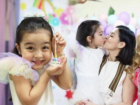 Mỹ nhân philippines hôn môi con gái chưa bằng nam dv u70 có hành động quá mức với con - 7