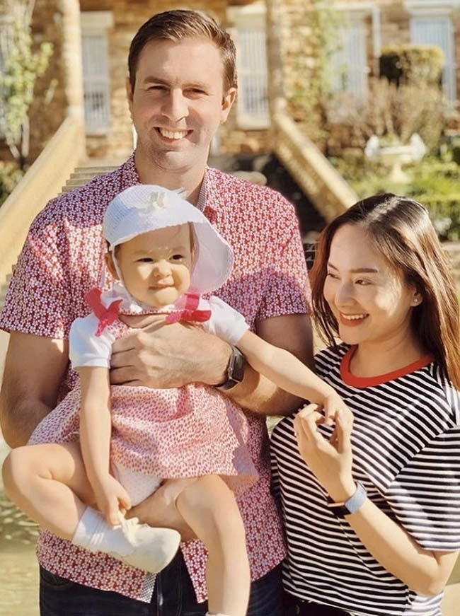 Mỹ nhân việt nấm lùn sinh con cho chồng tây cao 2m nhìn đứa trẻ hiện tại mà xuýt xoa - 3