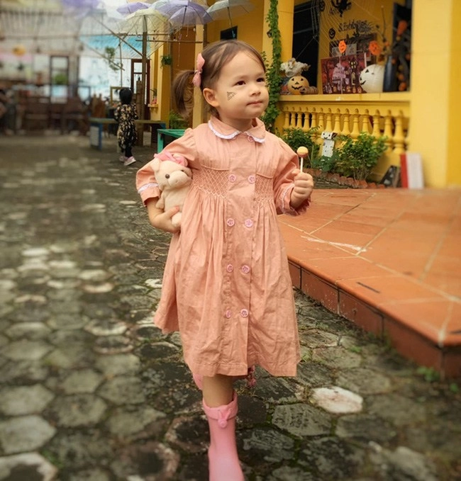 Mỹ nhân việt nấm lùn sinh con cho chồng tây cao 2m nhìn đứa trẻ hiện tại mà xuýt xoa - 5