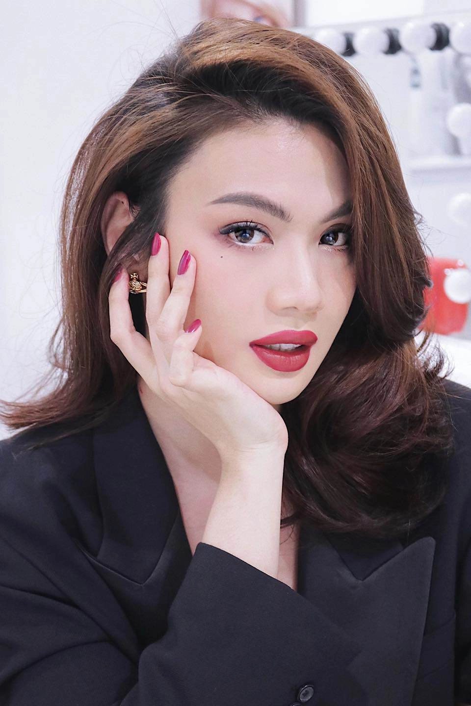 Mỹ nhân việt xúng xính son đỏ đón giáng sinh thùy tiên đẹp mê bảo thy trông nổi da gà - 9