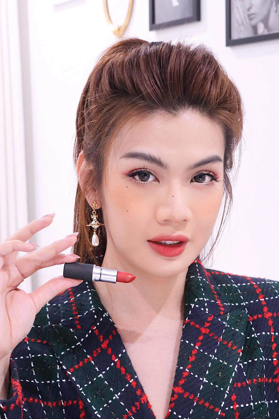 Mỹ nhân việt xúng xính son đỏ đón giáng sinh thùy tiên đẹp mê bảo thy trông nổi da gà - 15