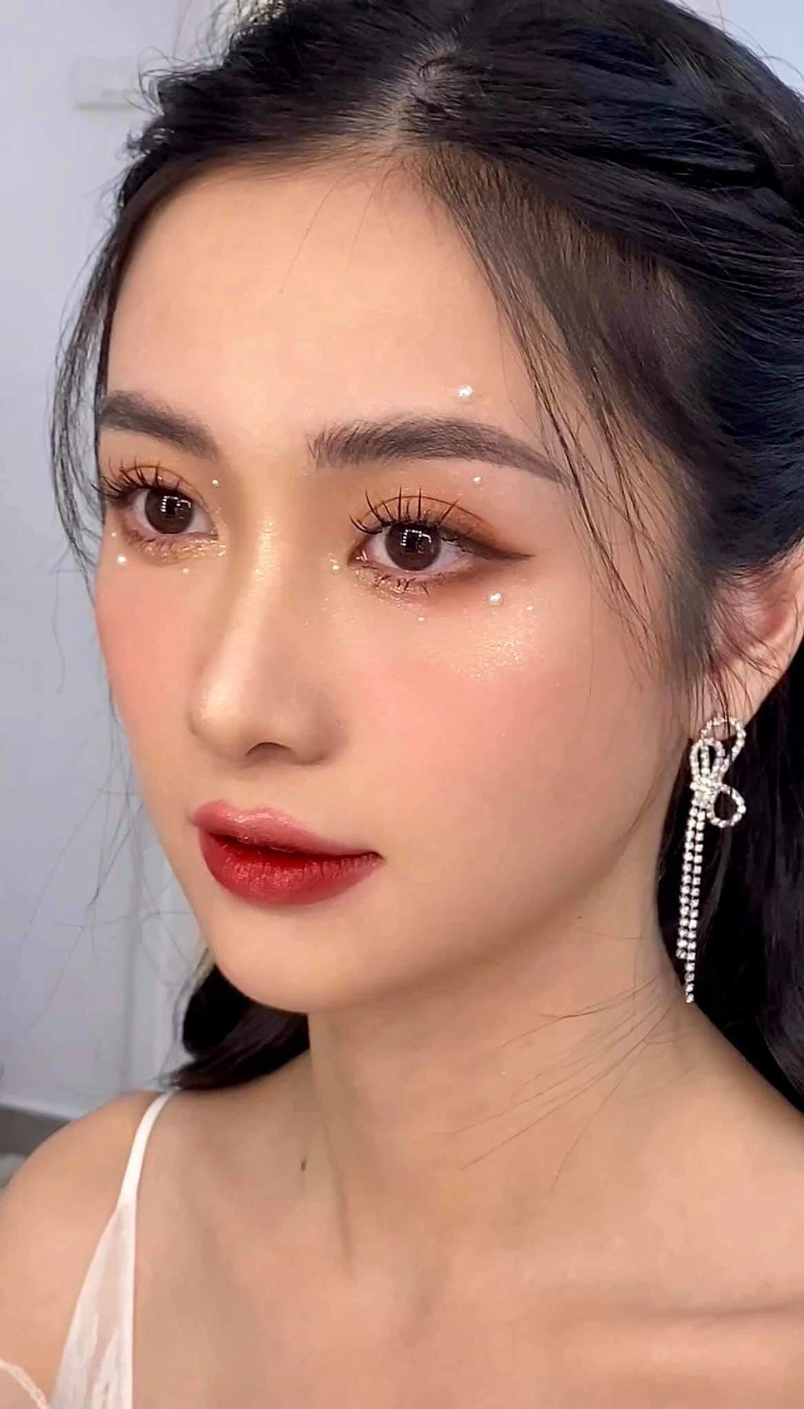 Mỹ nhân việt xúng xính son đỏ đón giáng sinh thùy tiên đẹp mê bảo thy trông nổi da gà - 16