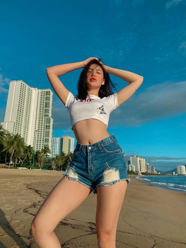 Mỹ nữ nha trang khoe đường cong uốn lượn không thua người mẫu - 9