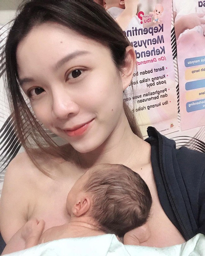 Mỹ nữ siêu vòng 1 thả rông ngực ôm con ai cũng lo đứa trẻ sẽ ngạt thở - 4