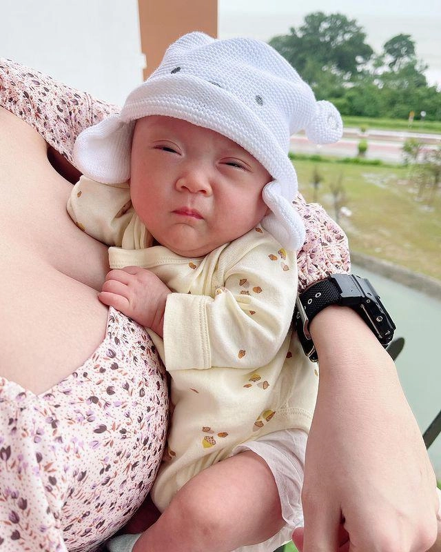 Mỹ nữ siêu vòng 1 thả rông ngực ôm con ai cũng lo đứa trẻ sẽ ngạt thở - 7