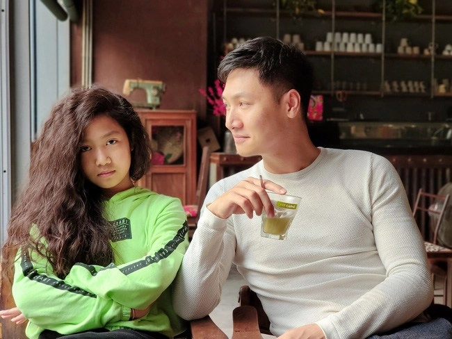 Nam diễn viên hôn phương oanh 9 lần trong 1 tập phim bố 2 con vợ u35 mặn mà - 9