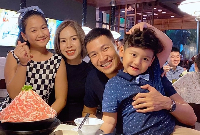 Nam diễn viên hôn phương oanh 9 lần trong 1 tập phim bố 2 con vợ u35 mặn mà - 11