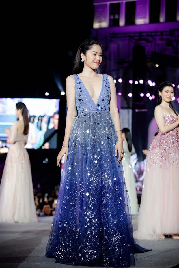 Nam em gây thất vọng với màn catwalk loạng choạng tại miss world ntk lên tiếng bênh vực - 2