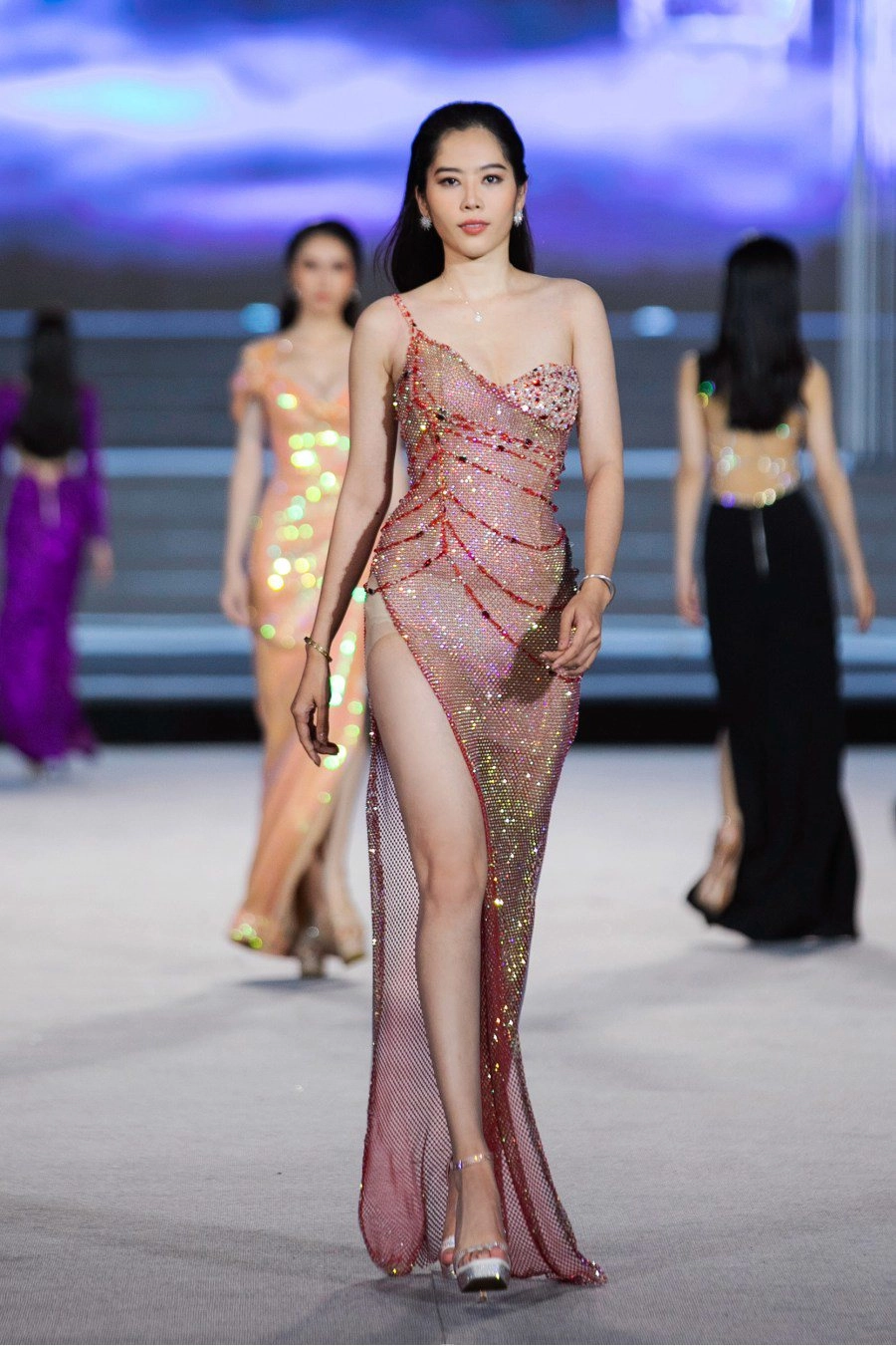 Nam em gây thất vọng với màn catwalk loạng choạng tại miss world ntk lên tiếng bênh vực - 3