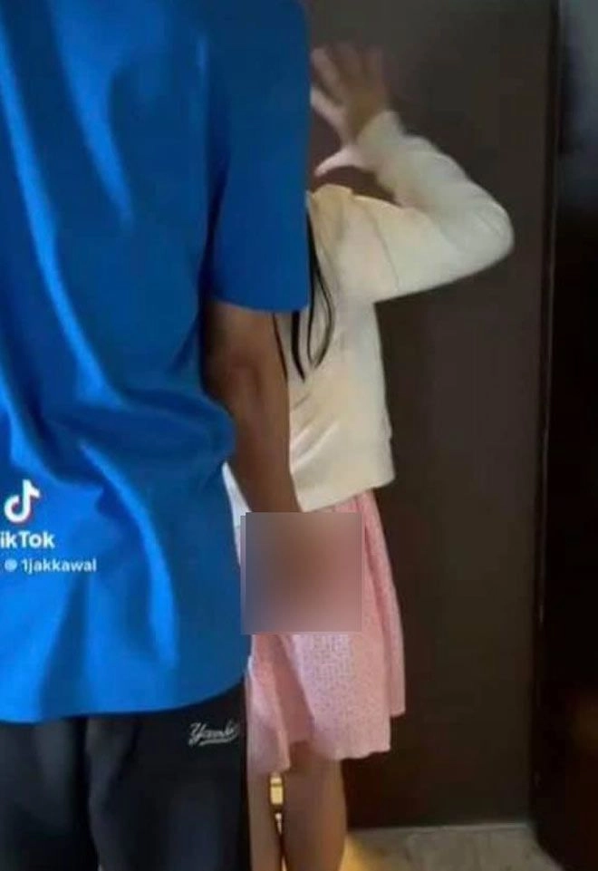 Nam nghệ sĩ bị chỉ trích vì thân mật con gái 9 tuổi có nhiều hành động nhạy cảm - 5