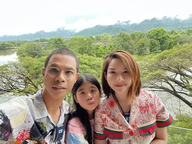 Nam nghệ sĩ bị chỉ trích vì thân mật con gái 9 tuổi có nhiều hành động nhạy cảm - 7