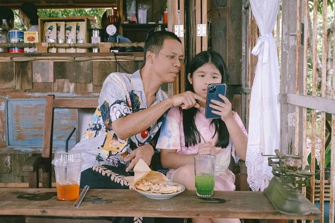 Nam nghệ sĩ bị chỉ trích vì thân mật con gái 9 tuổi có nhiều hành động nhạy cảm - 9