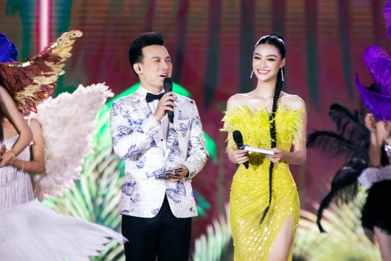 Nàng á hậu tắc kè hoa nhất nhì vbiz một đêm biến hoá 3 kiểu diện bộ nào cũng đều nóng bỏng - 2